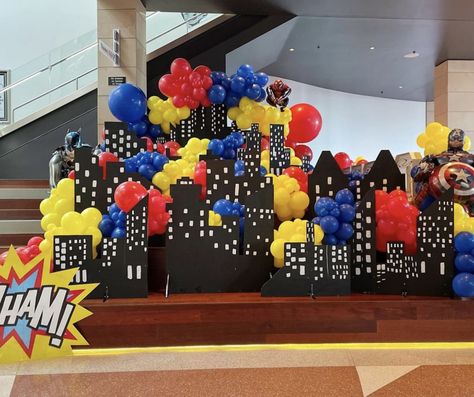 Super Hero Back Drop, Superhero Backdrop, Avengers Birthday Party Decorations, Festa Power Rangers, Superhero City, Wonder Woman Birthday Party, Superhero Party Decorations, Homecoming Floats, Avengers Theme