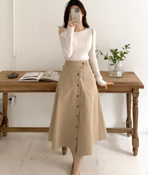 Long Skirt Outfits Korean Style, Long Skirt Outfits Korean, Skirt Outfits Korean, Vacay Fits, Cloth Collection, Pose Model, Outfit Korean Style, Long Skirt Fashion, Streetwear Girl