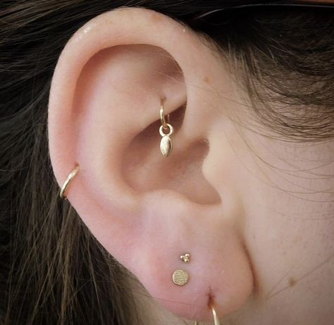 Auricle Piercing, Piercing Inspiration, Ear Curation, Ear Peircings, Earring Inspo, Piercing Inspo, Face Piercings, Ear Party, Piercing Tattoo