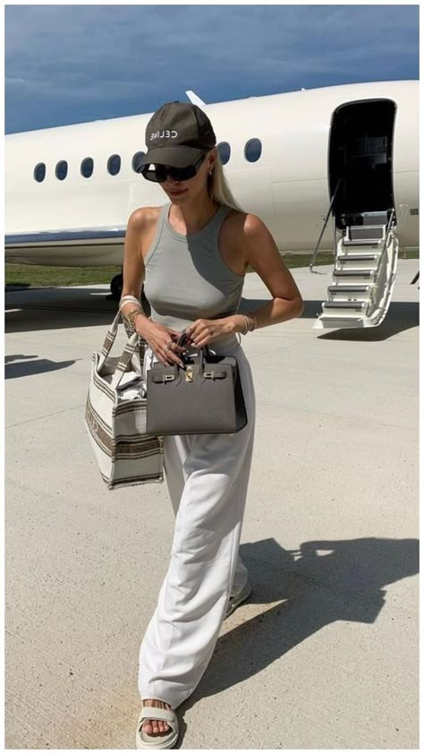 Classy Airport Outfit, Flight Outfit Airport Style, Chic Airport Outfit, Chic Travel Outfit, Comfy Airport Outfit, Airport Outfit Summer, Flight Outfit, Airport Travel Outfits, Airplane Outfits