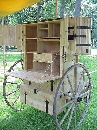 I cannot begin to say how my little heart went zing when I saw this amazing contraption. I've no place to put it or time to make it, but oh my! Chuck Box, Wooden Cart, Camping Kitchen, Chuck Wagon, Kitchen Outdoor, Camp Furniture, Camp Kitchen, Outdoor Kitchen Design, Kitchen Area