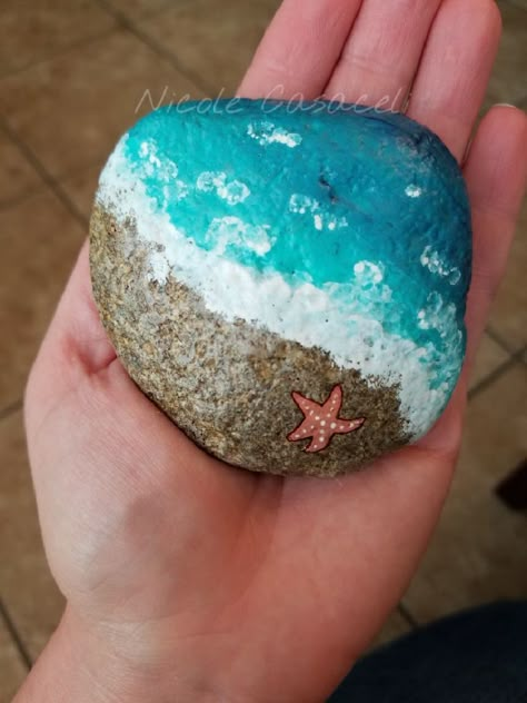 Beach Painting On Rock, Beach Rocks Painting, Rock Painting Ideas Sea, Rock Painting Ocean, Painted Rocks Preppy, Beach Rock Art Ideas, Rock Painting Ideas Ocean, Hand Painted Rocks Ideas Beach Stones, Ocean Themed Painted Rocks