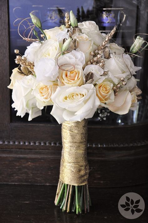 white and gold wedding bouquet White And Gold Wedding Bouquet, Gold Wedding Bouquets, Gold Wedding Gowns, Prom Bouquet, White And Gold Wedding, Gold Bouquet, Wedding Concept, Prom Flowers, White Wedding Bouquets