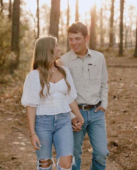 Couple Photoshoot Outfit Ideas Summer, Bf And Gf Professional Pictures, Highschool Couple Photoshoot, 1 Year Anniversary Picture Ideas, Teen Couple Photoshooting Ideas, Young Couple Photoshoot, Young Couples Photography, Fall Couple, Engagement Picture Outfits