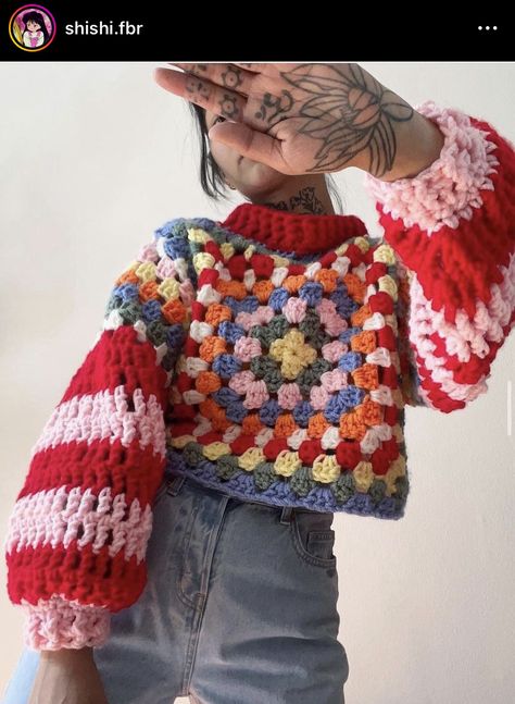 Granny Square Cropped Sweater, Crochet Instagram Story, Shishi San, Designer Crochet Fashion, Unique Crochet Ideas, Crochet Outfit Ideas, Crochet Christmas Sweater, Novelty Crochet, Crochet Instagram