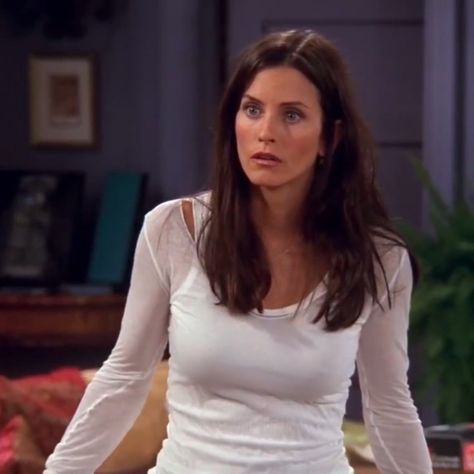 Monica Season 8 Hair, Monica Hairstyles, Friends Season 8, Monica Friends, Friends Outfits, Courtney Cox, Friends Cast, Monica Geller, 2 Friends