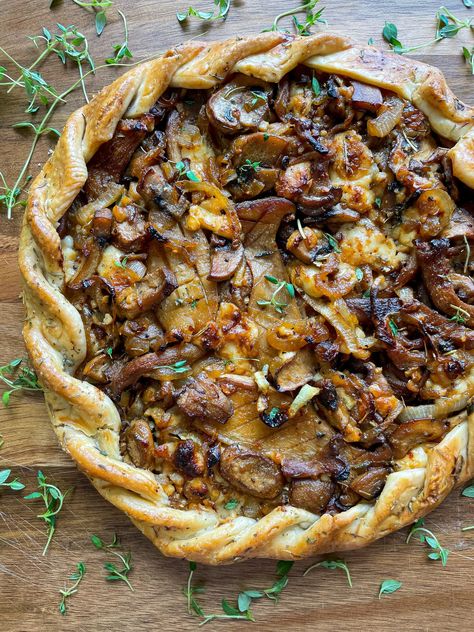 Mushroom Galette French Onion Mushroom Tart, Mushroom Galette Recipe, Mushroom Gallete Recipe, Galette Crust Recipe, Pie Crust Galette, Savory Galette Recipe, Vegetarian Galette, Galette Savory, Galette Recipe Savory