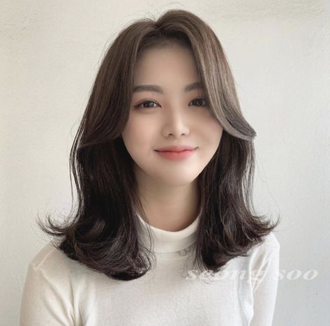 Middle Hair, Hair Style Korea, Asian Short Hair, Shot Hair Styles, Haircuts For Medium Hair, Haircuts Straight Hair, Short Hair Haircuts, Asian Hair, Medium Hair Cuts