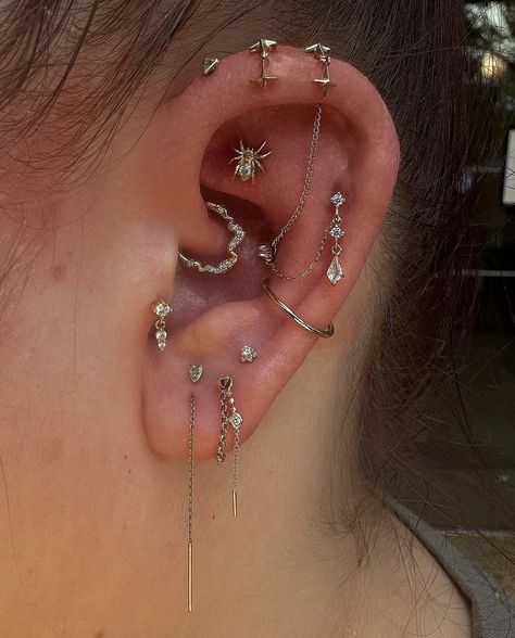 Constellation Piercing Ideas, Piercing Setup Ear, Stylized Ear Piercing, Left And Right Ear Piercings, Ear Decoration Piercings, Styled Ear Piercings Silver, Witchy Ear Piercings, Piercing Inspo Silver, Lot Of Ear Piercings