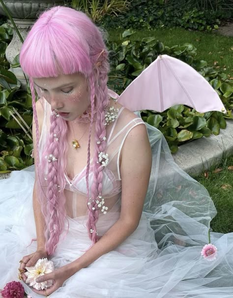 Pink Hair Fairy Costume, Costume Ideas Pink Hair, Pink Fairy Hair, People With Pink Hair, Fairy Pink Aesthetic, Pink Hair Costume Ideas, Pink Hair Photoshoot, Pink Hair Fairy, Bubble Gum Hair