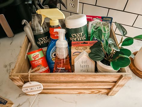 Housewarming Bathroom Gift Basket, Bathroom Basket Gifts, Dollar Tree Housewarming Gift Ideas, House Warming Cleaning Gift Basket, First Home Basket Gift, Cleaning Basket Gift Ideas, Cheap House Warming Gift, Cleaning Supply Gift Basket Ideas, Household Items Gift Basket