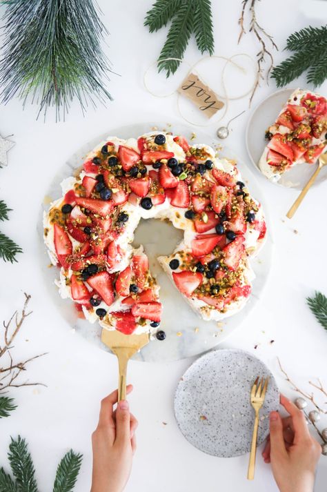 Christmas Pavlova Wreath, Creme Puffs, Pavlova Wreath, Making A Wreath, Christmas Food Photography, Christmas Pavlova, Cake Photoshoot, Christmas Pastries, Dessert Photography