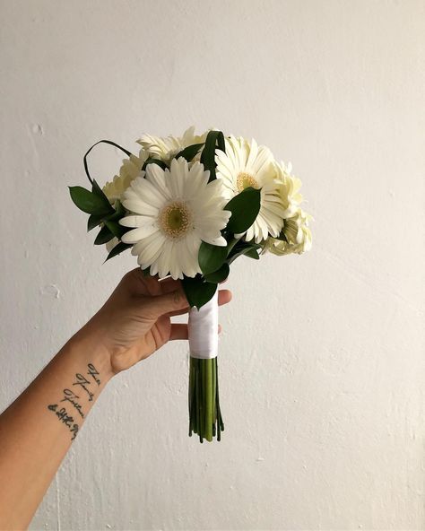 Fresh Flower Hand Bouquet Wedding Simple, Bride Simple Bouquet, Bridesmaid Hand Flower, Dasie Flowers Bouquet, Simple Bridal Party Bouquets, Single Bloom Bridesmaid Bouquet, Bouquet Bridesmaid Simple, Simple Daisy Bouquet, Bride Flower Bouquet Simple Wedding Ideas