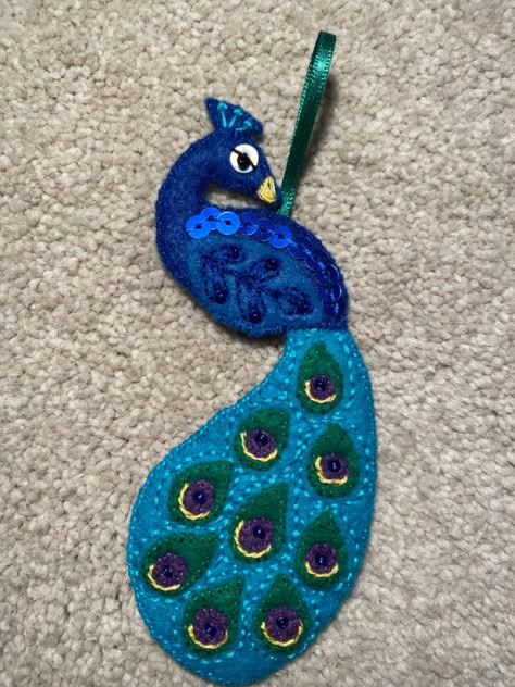 Diy Peacock Ornaments, Free Felt Patterns, Felt Peacock, Sewn Christmas Ornaments, Peacock Crafts, Peacock Ornaments, Diy Felt Christmas Ornaments, Felt Craft Projects, Wool Felt Projects