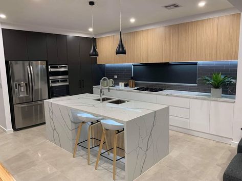 Smartstone’s Instagram photo: “Melbourne-based @inspired.kitchens created this unique and refreshing combination of timber-look overhead doors, black pantry and white…” Grey White Timber Kitchen, Black And Timber Kitchen, White And Timber Kitchen, Black Pantry, Charcoal Kitchen, Modern Grey Kitchen, Timber Kitchen, Kitchen Benchtops, Gray And White Kitchen