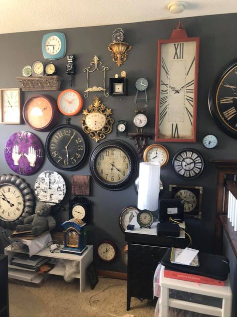 Clock Collage Wall, Wall Clock Collage, Display Wall Design, Tea Cup Display, Cup Display, Clock Collection, Ap Art, Wall Ideas, Wall Display