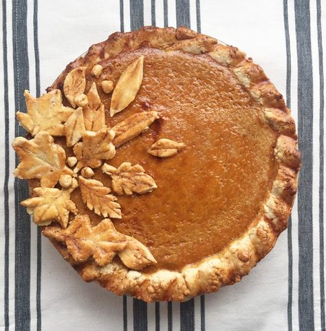 Thanksgiving Pumpkin Pie Decoration, Decorative Pumpkin Pie, Pumpkin Pie Designs Crusts, Decorated Pecan Pie, Pretty Pumpkin Pie, Thanksgiving Pie Designs, Pumpkin Pie Designs, Pumpkin Pie Decoration Ideas, Pumpkin Pie Crust Designs