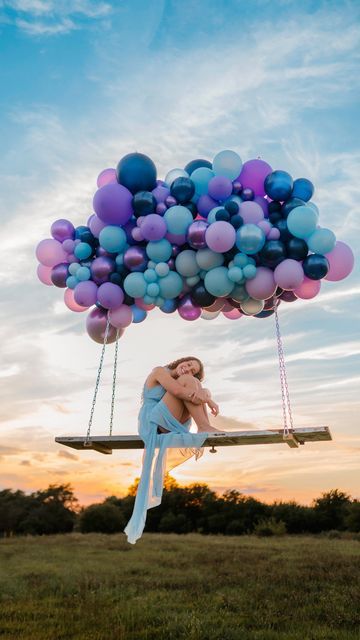 Senior Picture With Balloons, Balloon Senior Pictures, Epic Senior Pictures, Senior Pictures Balloons, 2023 Sign, Creative Senior Pictures, Senior Szn, Balloons Photography, Photo Balloons