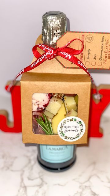 Marcuterie Spreads on Instagram: "*SOLD OUT* Tis the season of giving & these hanging mini bite boxes make the perfect little gift to add to your half size bottle of choice (Champagne, Prosecco or Wine) 🍾 🥲🎁 Includes to & from tag. DM to order 📩 Available until December 20th, while supplies last. . . . . #LatinaOwnedBusiness #WomanOwnedBusiness #SmallBusiness #Charcuterie #GrazeTable #CharcuterieCones #CharcuterieBoard #Cheese #CheeseBoard #CharcuterieBox #GrazeBoard #GrazeBoxes #GrazeBox #H Sip And Snack Boxes, Mini Wine Gift Ideas, Wine Boxes Gift Ideas, Wine Bottle Box Ideas, Mini Graze Box Ideas, Mini Wine Bottles Gifts, Mini Charcuterie Boxes, Sangria Bottle, Charcuterie Gift Box