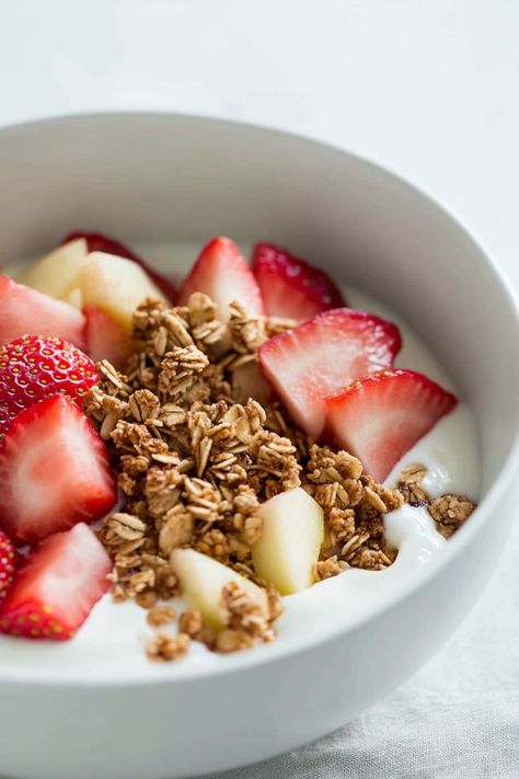 Indulge in a nutritious and delicious breakfast with this Greek yogurt granola fruit bowl recipe! Packed with protein from creamy Greek yogurt, crunchy granola, and an assortment of fresh fruits, this bowl is the perfect way to start your day on a healthy note. Customize it with your favorite toppings like berries, bananas, or nuts for added flavor and texture. Granola And Fruit Bowl, Protein Yogurt Bowls, Granola Fruit Bowl, Fruit Bowl Recipe, Greek Yogurt Granola, Best Greek Yogurt, Yogurt Granola, Granola Clusters, Protein Yogurt