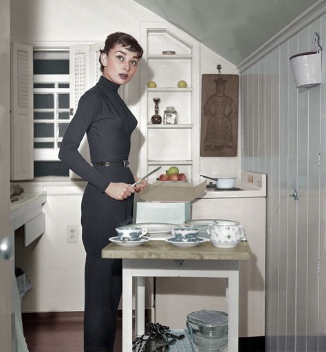 "Cool Kitchen Hepburn." Audrey photographed by Earl Theisen while preparing to serve coffee and cake in her flat on Wilshire Blvd that she rented during the shooting of Sabrina, Los Angeles, California, 1953. © Earl Theisen Acting Inspiration, Audrey Hepburn Outfit, Shorpy Historical Photos, Audrey Hepburn Born, Audrey Hepburn Photos, Bianca Jagger, Liza Minnelli, Audrey Hepburn Style, Look Magazine