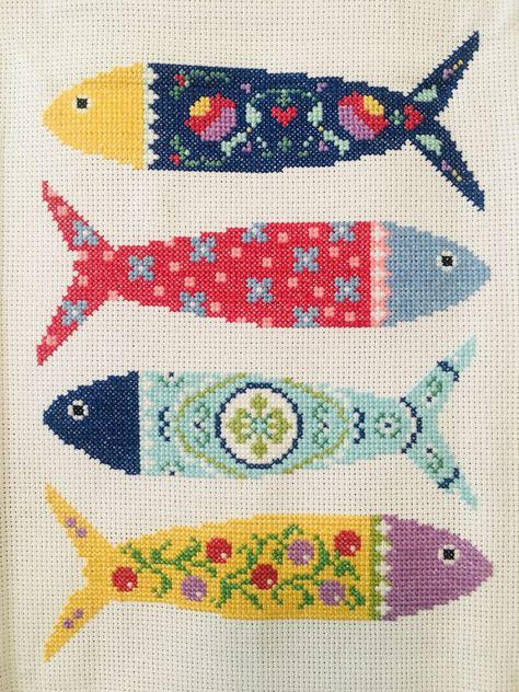 Sardine Cross Stitch, Patchwork Cross Stitch, Cross Stitch Fish Pattern, Small Cross Stitch Ideas, Fish Cross Stitch Patterns, Cross Stiching Ideas Unique, Cross Stitch Patches, Cross Stitch Designs Modern, Portuguese Crochet