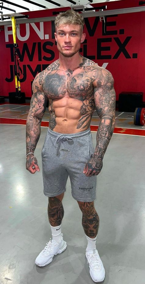 Men Body Types Fitness, Body Types Fitness, Men Body Types, Lion Back Tattoo, Tatted Guys, Fit Guys, Muscle Guys, Tattooed Men, Faith Tattoo