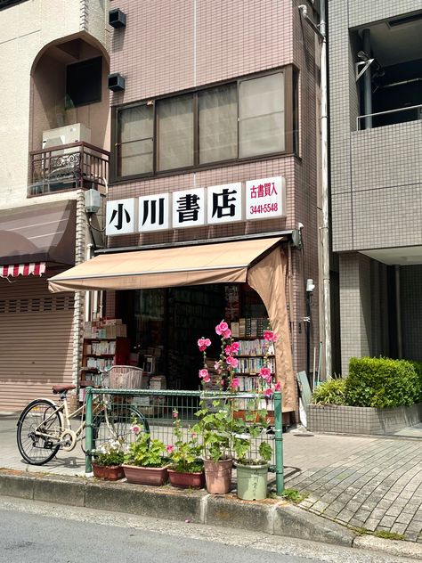 Japan Bookstore, Vintage Bookstore Aesthetic, Cafes Aesthetic, Bloxburg Apartment, Bookstore Aesthetic, Vintage Bookstore, Japanese Vintage, Tokyo Japan, Vintage Japanese