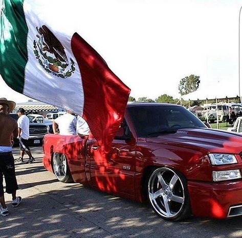 @LaTakuachitaCuh - My Sister (ADD HER) #Mexico #Mamalonas #LB209 #Zacatecas #Michoacan #takuaches Mexican Trucks, Takuache Trucks, Drop Trucks, Chevy Silverado Ss, Chevy Trucks Lowered, Mexico Wallpaper, Single Cab Trucks, Chevy Trucks Silverado, Bagged Trucks