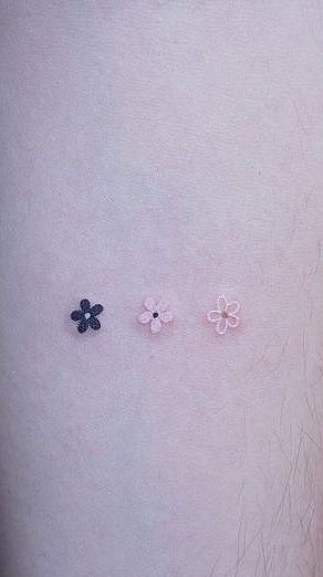 Intertwined Flower Tattoo, Three Flowers Tattoo, Three Flower Tattoo, Tattoo Of Flowers, Small Flower Drawings, Black And White Flower Tattoo, Black Flowers Tattoo, Square Tattoo, Tats Ideas