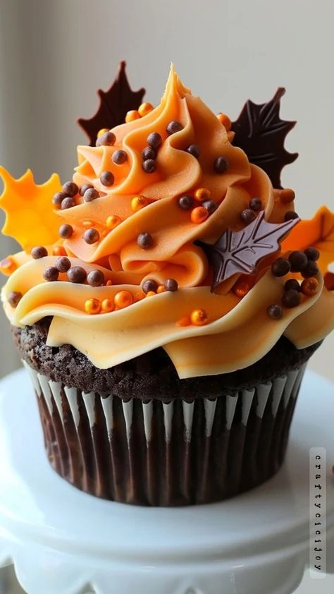 Fall Cake Ideas and Easy Fall Cupcake Ideas to Sweeten Your Season 11 Quick And Easy Pumpkin Decorating Ideas, Chocolate Cupcake Designs Ideas, Fall Themed Cupcake Ideas, Pumpkin Theme Cupcakes, Pumpkin Decorated Cupcakes, Fall Cupcakes Ideas, Fall Decorated Cupcakes, Harvest Cupcakes, Fall Cupcake Recipes