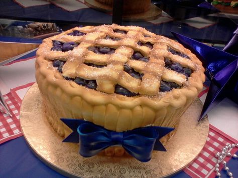 Buttercream cake to look like a blueberry pie Cake That Looks Like Pie, Fall Theme Cakes, Thanksgiving Cakes Decorating, Fall Cakes Decorating, Spectacular Cakes, Creative Pies, Publix Bakery, Grandma Cake, Cakes Decorating