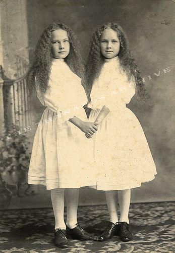 Postmortem Photos, Images Terrifiantes, Post Mortem Pictures, Vintage Children Photos, Vintage Twins, Victorian Photos, Fotografi Vintage, Ange Demon, Post Mortem