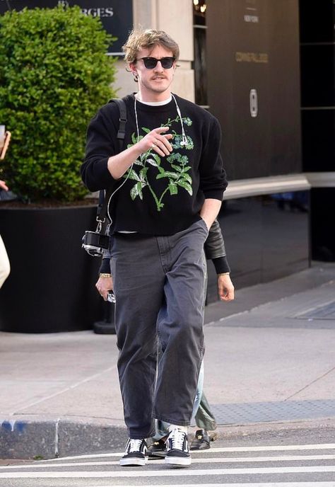 Paul Mescal Mustache, Paul Mescal Street Style, Paul Mescal Outfit, Paul Mescal Style, Paul Mescal Phoebe Bridgers, To Girlfriend, Popped The Question, Paul Mescal, Joseph Gordon Levitt