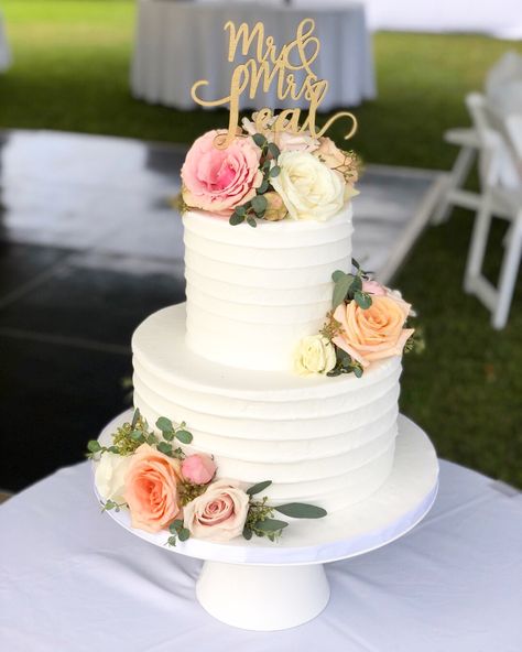 Texture Buttercream 2-tier Wedding Cakes One Tier, Wedding Cake Two Tier, Wedding Cake Icing, Wedding Cake Designs Simple, Wedding Cake With Flowers, Flower Cake Design, 2 Tier Wedding Cakes, Cake With Flowers, Small Wedding Cakes