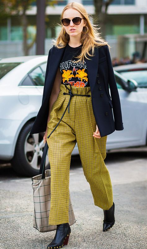 Graphic tee outfit idea. Elegantes Outfit Damen, Pastel Outfit, Paris Mode, Looks Street Style, Street Style Inspiration, Plaid Pants, 가을 패션, Fashion Week Street Style, Mode Vintage