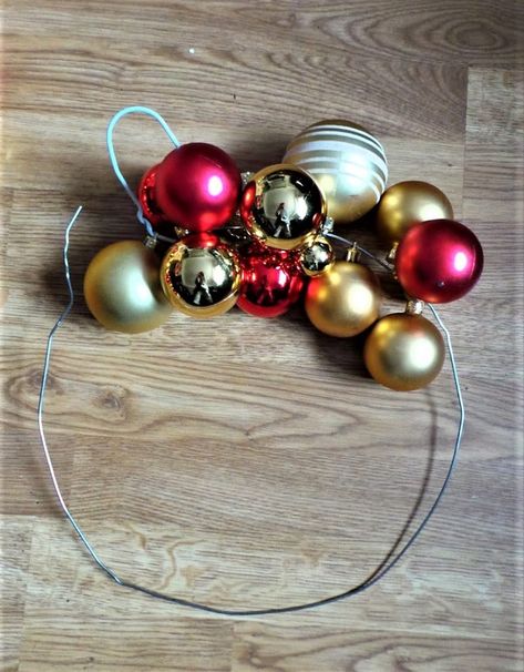 Homemade Xmas Decorations, Bauble Wreath, Dollar Store Christmas Crafts, Creative Wreaths, Christmas Crafty, Kitsch Christmas, Xmas Baubles, Christmas Wreaths Diy Easy, Christmas Ornament Wreath