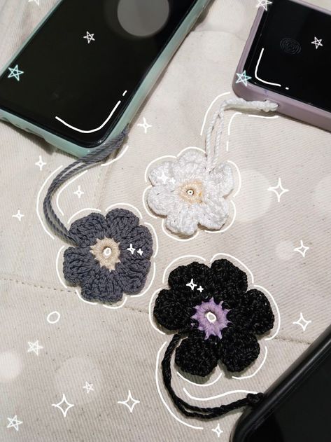 Phone Crochet Charms, Crochet Phone Accessories, Phone Strap Crochet, Crochet Ideas Aesthetic Easy, Crochet Phone Strap, Crochet Things To Make, Crochet Phone Charm, Easy Crochet Applique, Applique Patterns Free