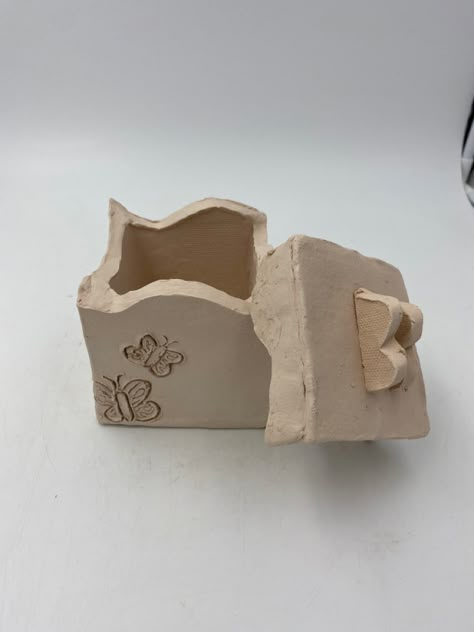 Pottery Box Ideas Ceramic Art, Ceramic Box Ideas High Schools, Clay Boxes With Lid Aesthetic, Stiff Slab Ceramics, Clay Box Designs, Ceramics Slab Box Ideas, Ceramics Box With Lid, Pottery Boxes With Lids Ideas, Slabs Ceramics