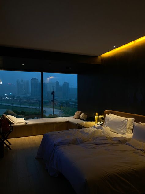 Rainy House Aesthetic, Hotel Apartment Design Luxury Interior, Rainy Home Aesthetic, Korean Hotel Aesthetic, Luxury Hotels Room, Cozy Hotel Room Aesthetic, Rainy Room Aesthetic, Bedroom Rainy Day, Hotel Rooms Aesthetic