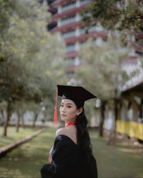 Graduation Concept Photo, College Graduation Pictures Poses Photo Shoots Cute Ideas, Graduation Day Poses, Graduation Photoshoot Outdoor, Convocation Pose Photo Ideas, Pre Convo Photoshoot Idea, Graduation Outdoor Photoshoot, Graduation Ideas Photoshoot, Senior Cap And Gown Photos