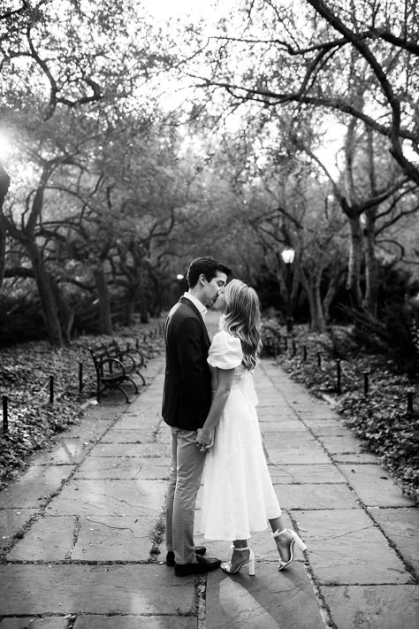 New York Facts, Engagement Photos Park, Engagement Photos Nyc, Engagement Shoots Poses, Engagement Picture Outfits, Nyc Engagement, Garden Engagement, Cute Engagement Photos, Couple Engagement Pictures