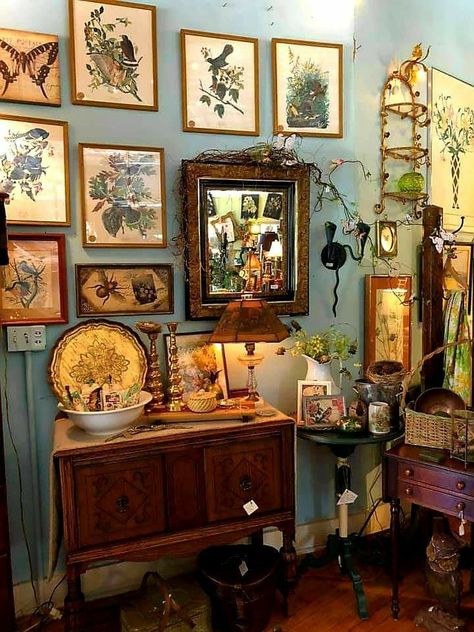 Boho Cottage Core Aesthetic, Maximalist Traditional Decor, Maximalist Cottage Decor, Cottage Core Eclectic, Victorian Cottagecore Bedroom, Antique Bedroom Ideas Victorian, Antique Maximalism, Cottage Core Home Office, Vintage Eclectic Maximalism