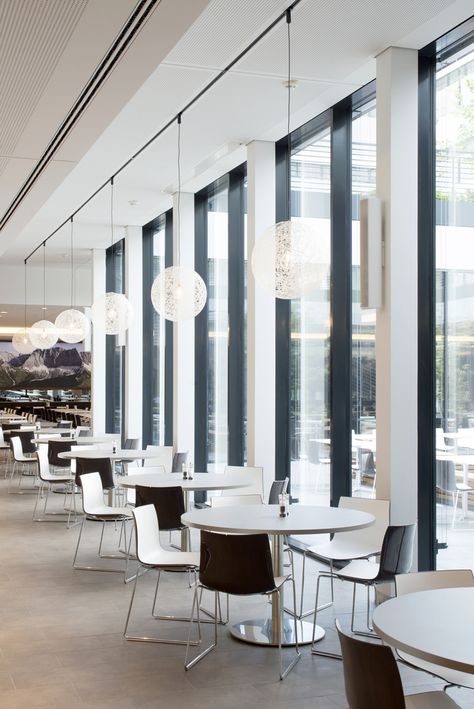 Gallery of Canteen for Rohde & Schwarz / landau+kindelbacher Architekten Innenarchitekten - 15 Canteen Design, Restaurant Exterior Design, Cafeteria Design, Bar Restaurant Interior, Restaurant Exterior, Modern Cafe, School Interior, Modern Office Design, Hotel Interiors