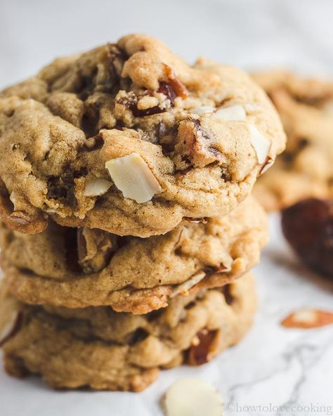 Delicious! Brown butter cookies with dates and almonds Cookies With Dates Recipes, Cookies With Dates, Cooking With Dates, Dates Cookies, Date Biscuits, Summertime Desserts, Cake Bundt, Delish Cakes, Large Cookies