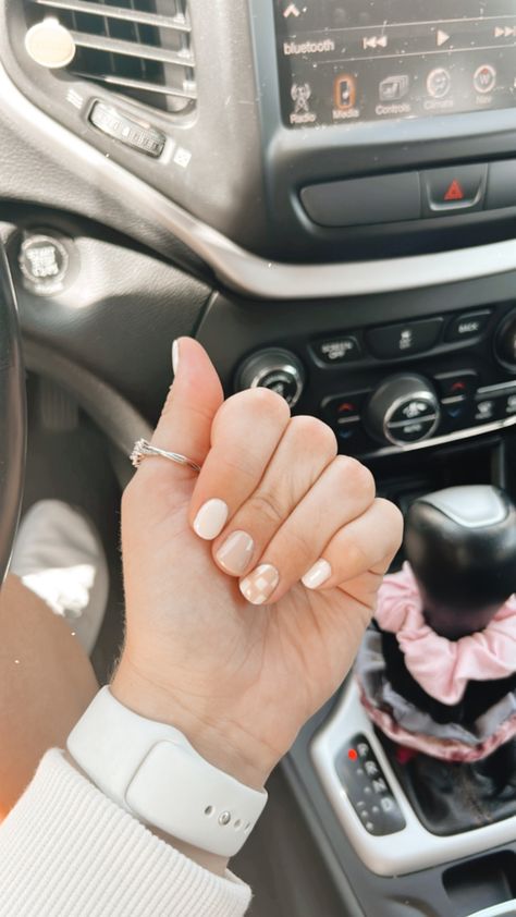 neutral colors + some checkerboard 🍂🧡💅 Teacher Nails, Tan Nails, Checkered Nails, Fall Nail Ideas, Back To School Nails, Fingernail Designs, Summery Nails, School Nails, Cute Gel Nails