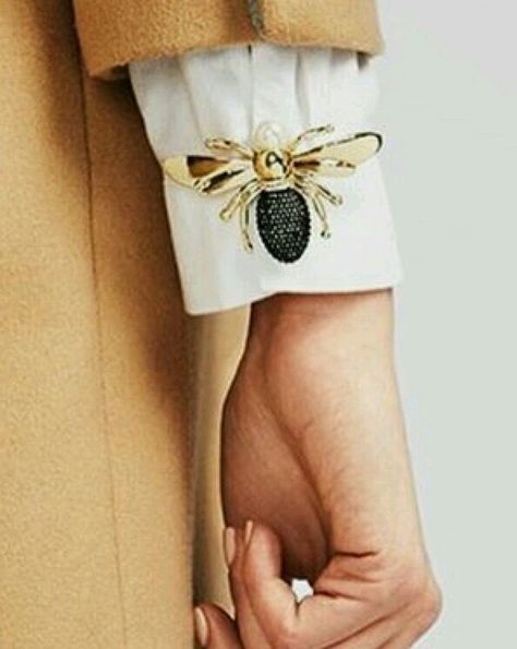 Diy Jewelry Projects, 자수 디자인, Crisp White Shirt, Winter Trends, White Shirts, Mode Inspiration, Jewelry Projects, Fashion Details, Diy Fashion