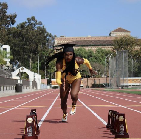 Ucla Track And Field, Track Girl Aesthetic Black, Track And Field Picture Ideas, High School Track And Field Aesthetic, Track Black Women, Track Graduation Pictures, Track And Field Photoshoot, Track Poses Photo Shoots, Track Girl Aesthetic