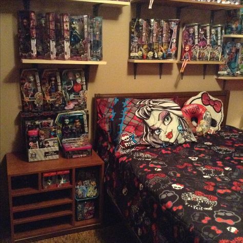 Monster High Bedroom Aesthetic, Monster High Room Aesthetic, Monster High Room Decor, Monster High Bedroom, Monster High Room, Retro Room Ideas, 2000s Room, New Monster High Dolls, High Room