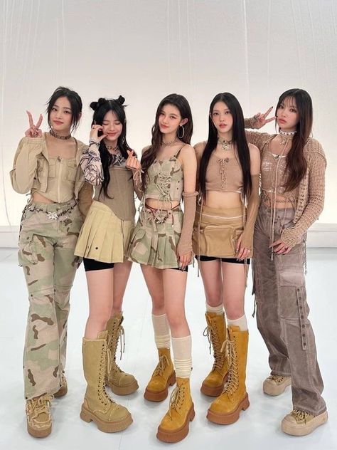 Kpop Songs, New Jeans Style, Jisoo Blackpink, Kpop Outfits, Stage Outfits, Kpop Fashion, Celebrity Fashion, Kpop Girl Groups, Jean Outfits